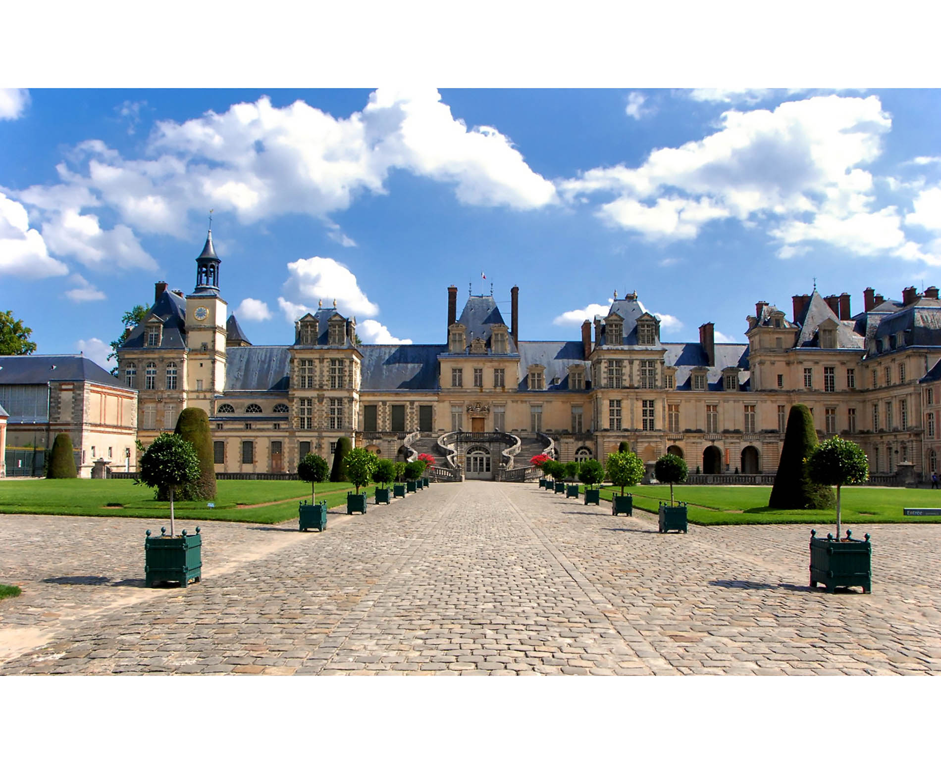 Fontainebleau with Chauffeurdriven car rental from Paris
